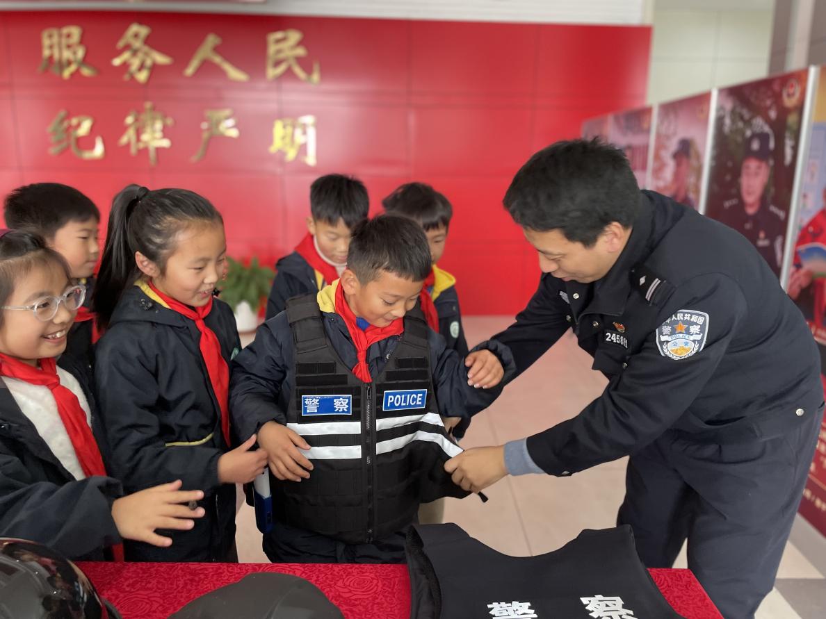 1704674405494556.jpg 警2.jpg