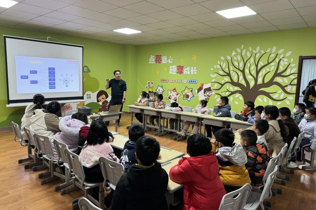 江蘇省南京市玄武區(qū)唱經(jīng)樓社區(qū)開展“擁抱科技 飛翔的夢”無人機體驗小課堂活動.png