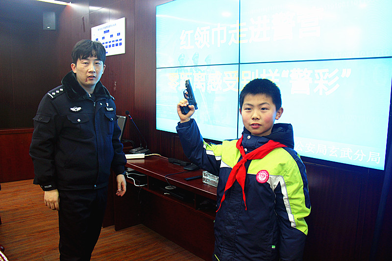 玄武湖街道關(guān)工委聯(lián)合板倉派出所關(guān)工站開展“警營(yíng)開放日”活動(dòng)(5).jpg