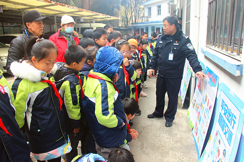 玄武湖街道關(guān)工委聯(lián)合板倉派出所關(guān)工站開展“警營(yíng)開放日”活動(dòng)(8).jpg