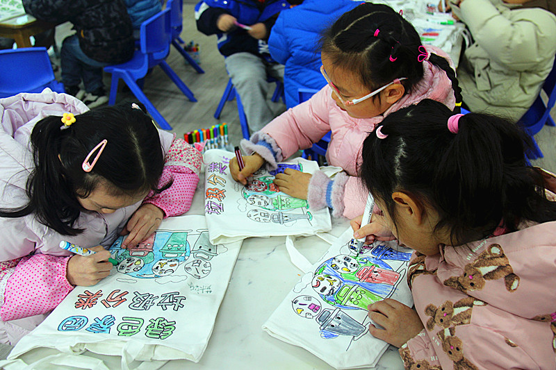 玄武湖街道關(guān)工委聯(lián)合開展“綠色家園，垃圾分類”主題繪畫活動(5).jpg