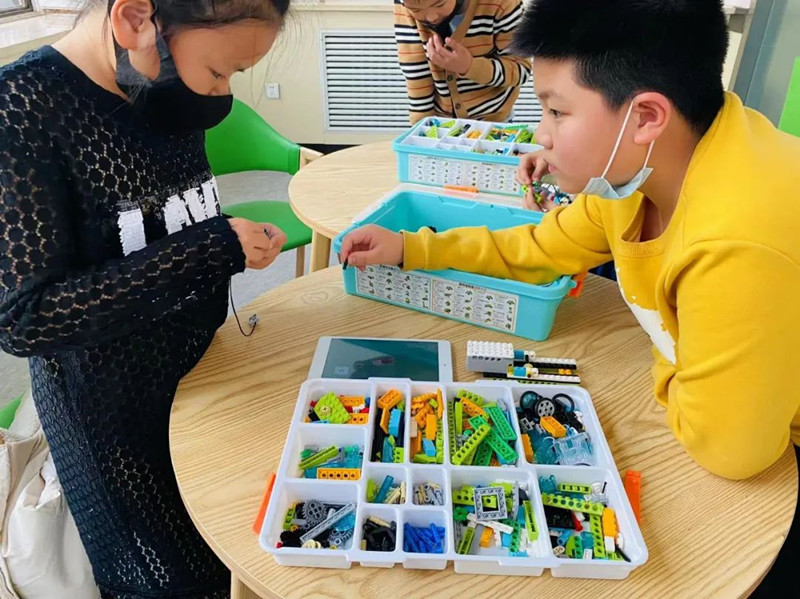 元寶山區(qū)新景四季東社區(qū)科技課程活動(dòng)照片4jpg_副本.jpg