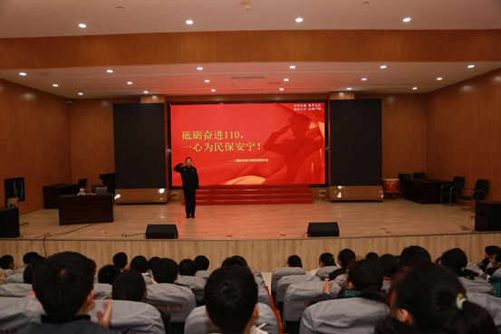1月9日上午，泰州高港實驗初級中學教育集團關工委協(xié)同在環(huán)溪校區(qū)舉行“法治進校園”專題講座，刁鋪派出所的宋警官應邀主講。1.png