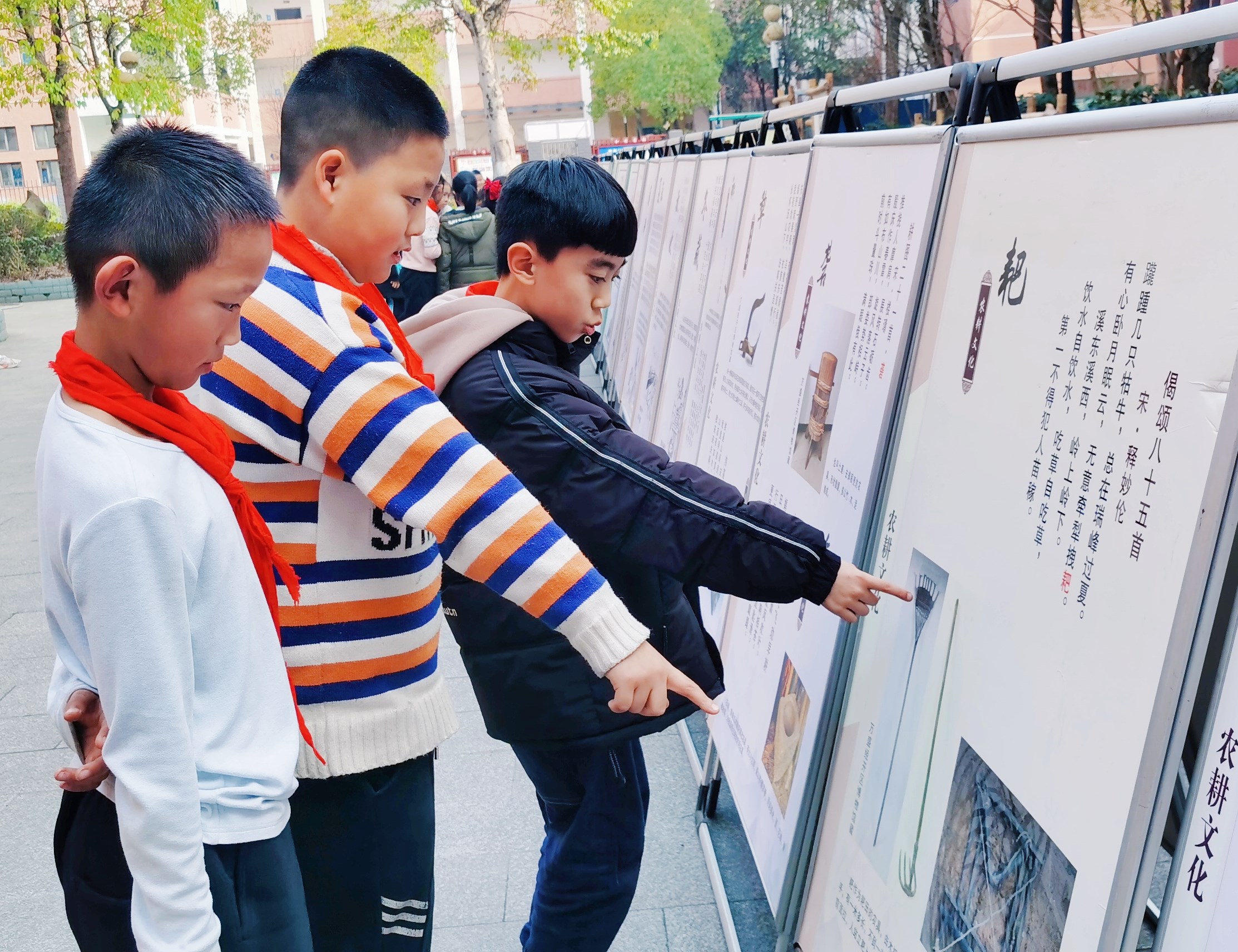 1705375949567700.jpg 1月12日,重慶市萬盛經開區(qū)博物館、福耀實驗學校關工委聯(lián)合開展“尋夢溱州 記住鄉(xiāng)愁”農耕文化展活動。.jpg