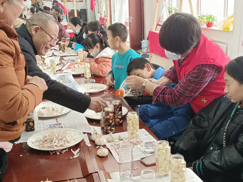 1706492720912925.jpg 元寶山區(qū)西城街道如意東社區(qū)臘八節(jié)活動(dòng)照片3_副本.jpg