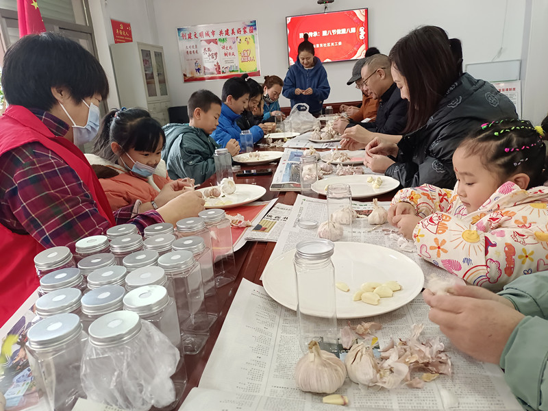 1706492736565915.jpg 元寶山區(qū)西城街道如意東社區(qū)臘八節(jié)活動(dòng)照片1_副本.jpg