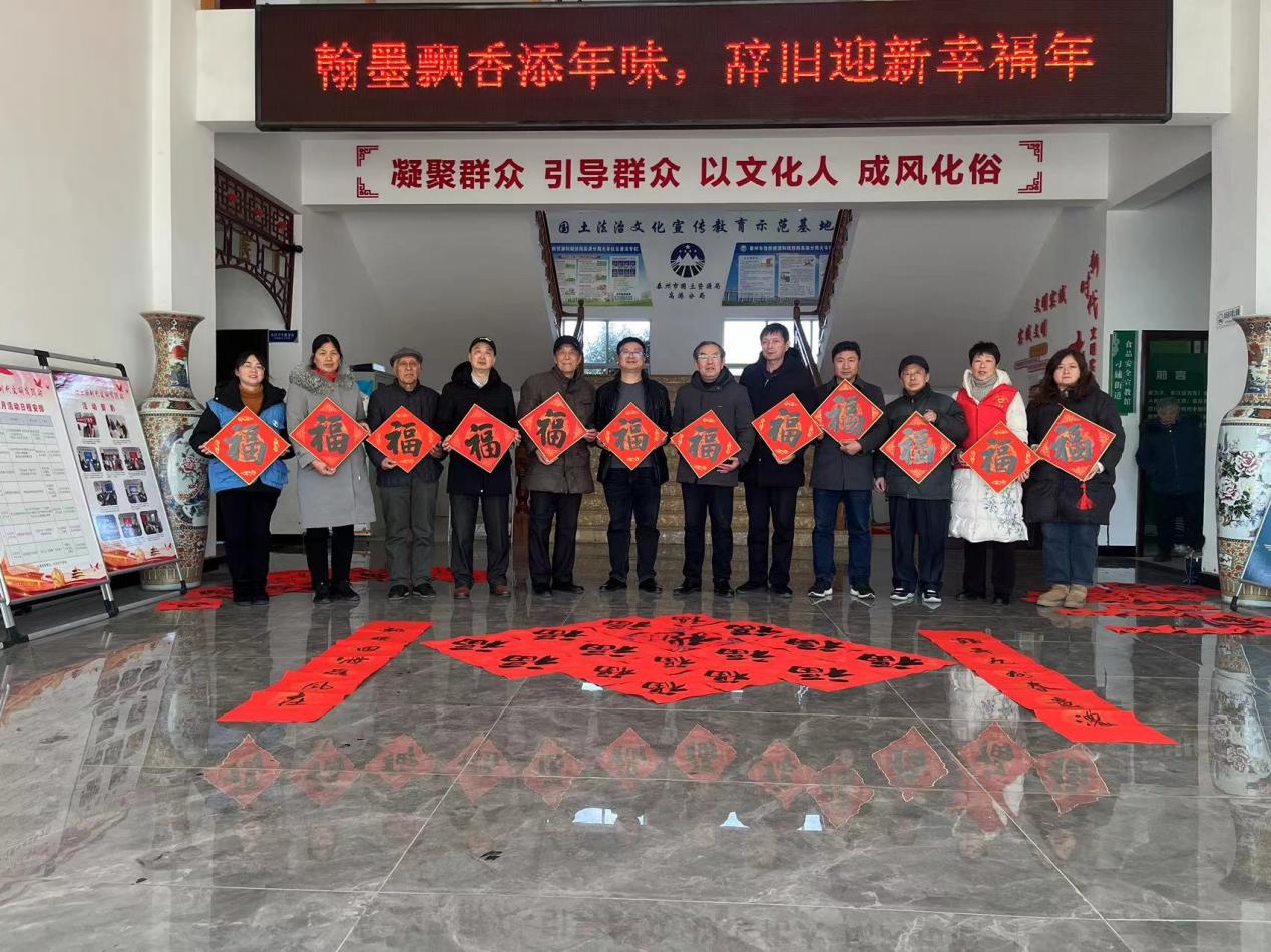 1月23日下午，泰州醫(yī)藥高新區(qū)（高港區(qū)）刁鋪街道大豐社區(qū)關(guān)工委聯(lián)合區(qū)中老年書畫協(xié)會在大豐社區(qū)新時代文明實踐站開展“墨香滿新年 鴻福滿大豐”書法送?；顒印?jpg
