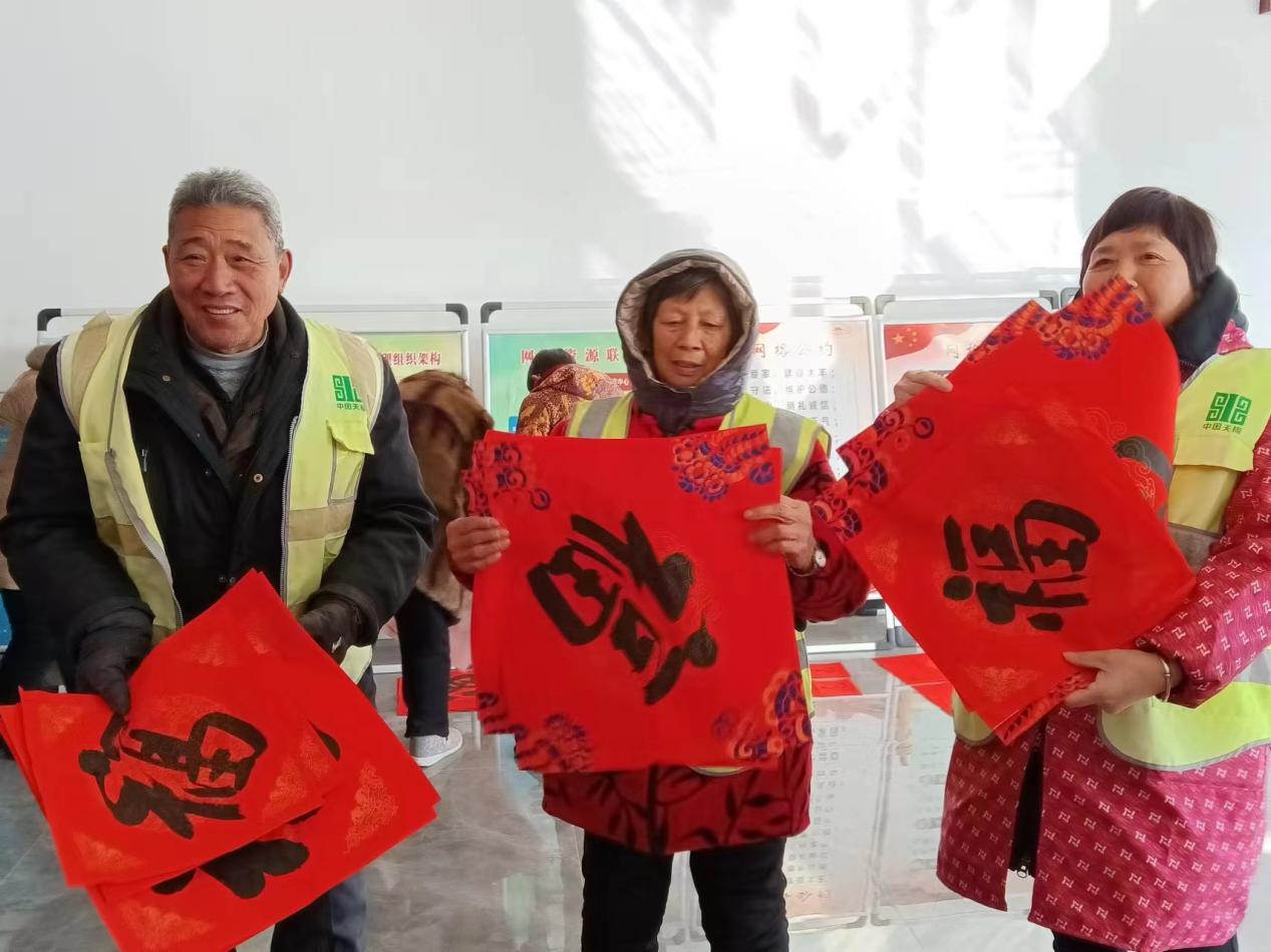 1月23日下午，泰州醫(yī)藥高新區(qū)（高港區(qū)）刁鋪街道大豐社區(qū)關(guān)工委聯(lián)合區(qū)中老年書畫協(xié)會在大豐社區(qū)新時代文明實踐站開展“墨香滿新年 鴻福滿大豐”書法送?；顒印?.jpg