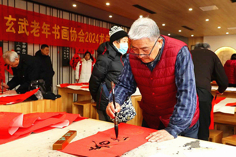 玄武區(qū)老年體協(xié)書(shū)畫(huà)專(zhuān)委會(huì)開(kāi)展新春“送春聯(lián)”進(jìn)社區(qū)活動(dòng)(4).jpg