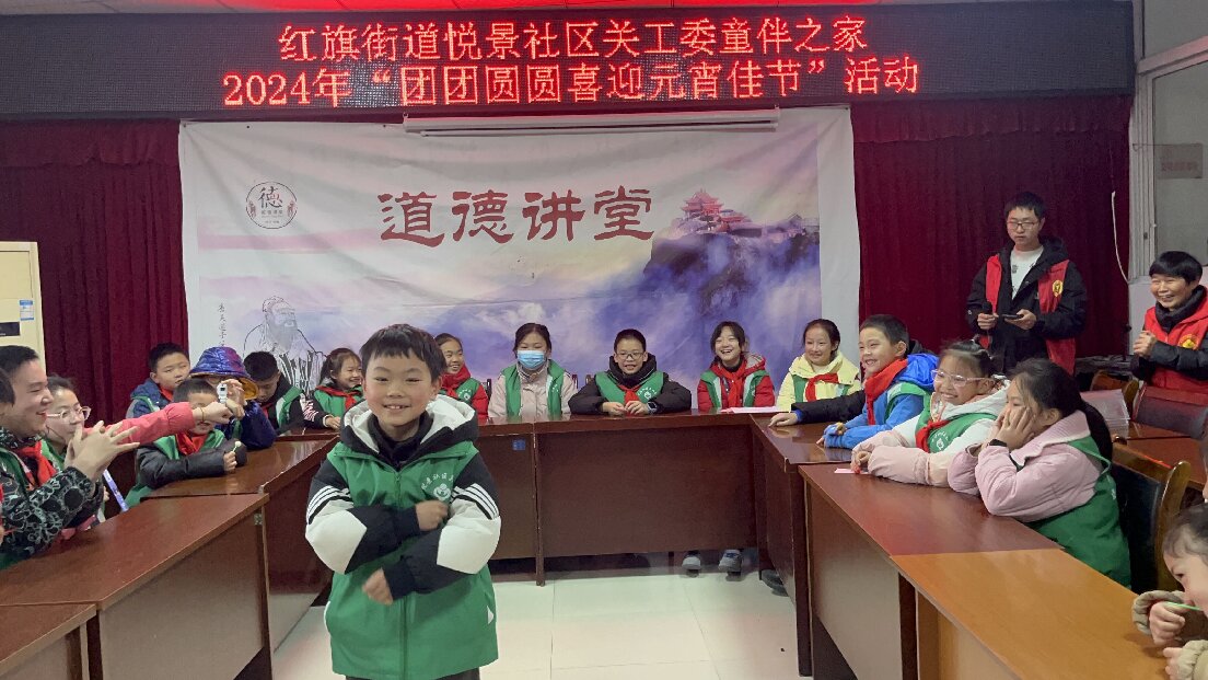 小朋友在結(jié)營儀式上講故事 0(1)_proc.jpg