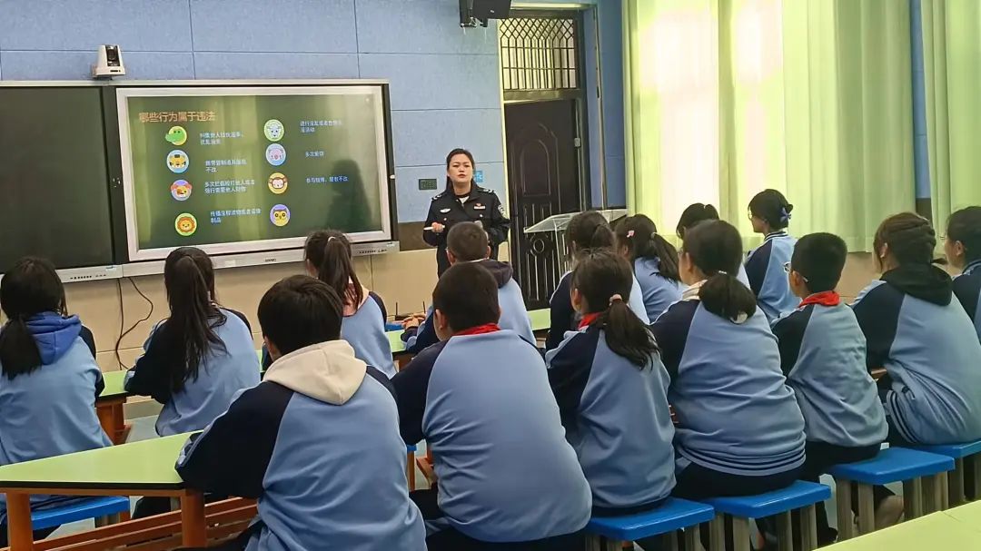 師市教育系統(tǒng)關(guān)工委邀請(qǐng)司法干警在紅星二場(chǎng)學(xué)校結(jié)合最近熱播的電影《第二十條》給學(xué)生們講解正當(dāng)防衛(wèi)的相關(guān)知識(shí)，引導(dǎo)青少年學(xué)生學(xué)會(huì)運(yùn)用法律武器保護(hù)合法權(quán)益、遠(yuǎn)離違法犯罪。.jpg