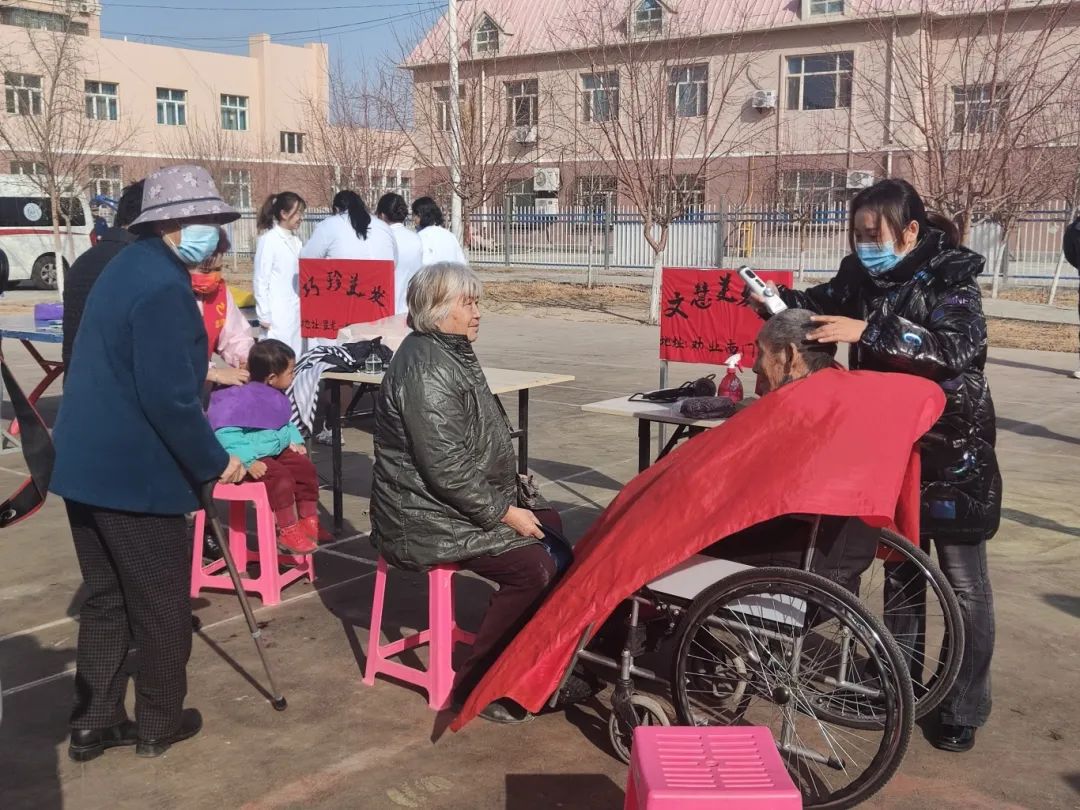 6.個體工商業(yè)志愿者為老年人群眾提供義務理發(fā)服務，扮靚老年人銀發(fā)生活。.jpg