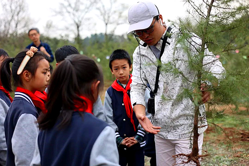 江蘇省南京市玄武區(qū)玄武湖街道關(guān)工委聯(lián)合組織開(kāi)展“手植一株‘綠’，‘心’栽一片林”植樹(shù)節(jié)活動(dòng) (3).jpg