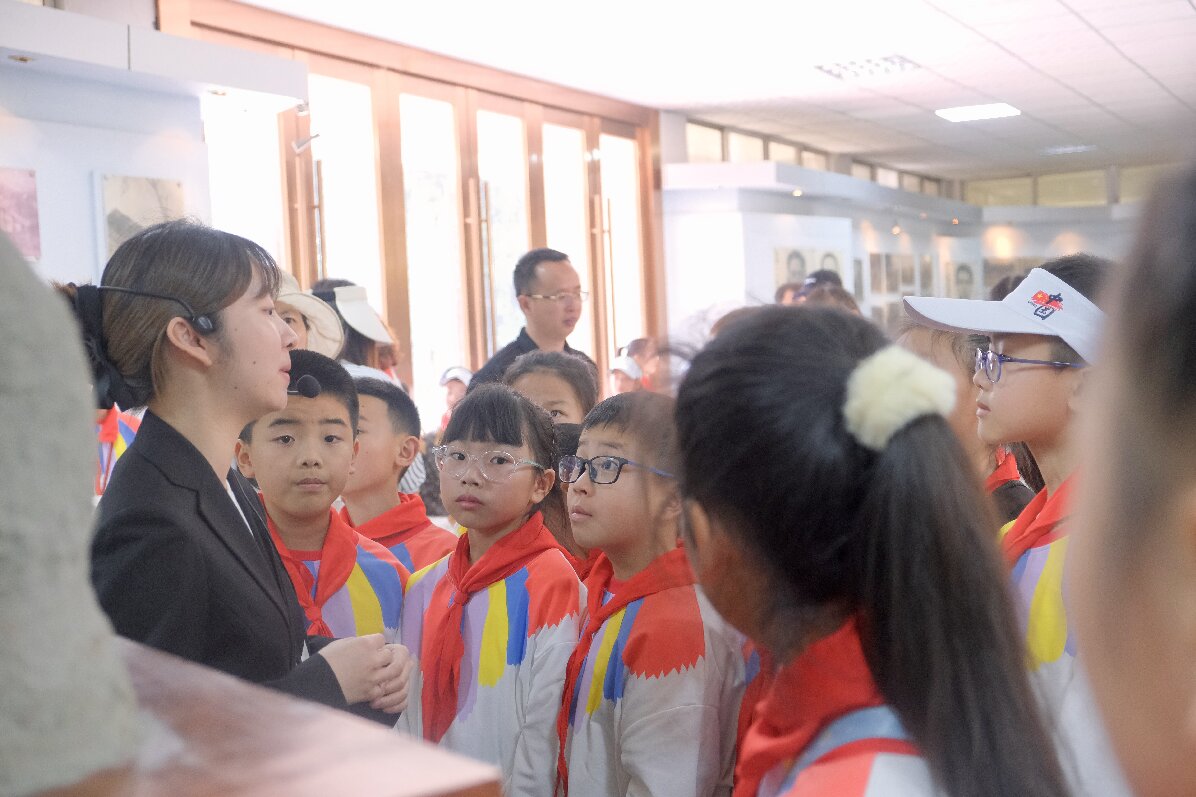 1711939640693006.jpg 參觀烈士陳列館.jpg