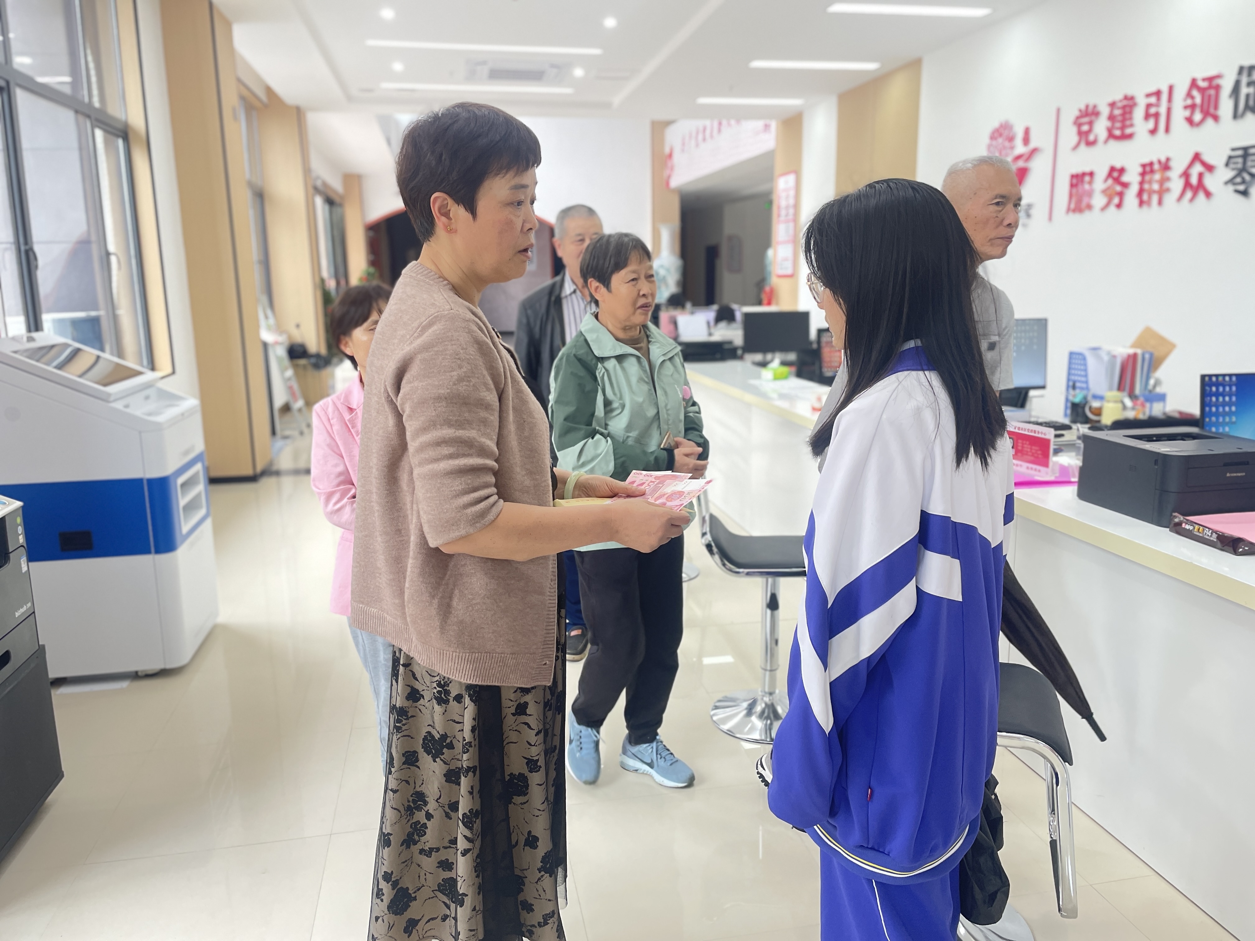 1712022602835511.jpg 3關愛活動照片_愛奇藝.jpg