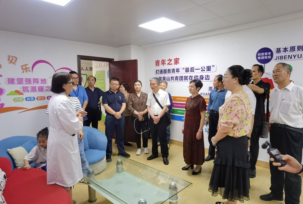 賀州市關(guān)工委一行參觀青少年心理咨詢室1.jpg