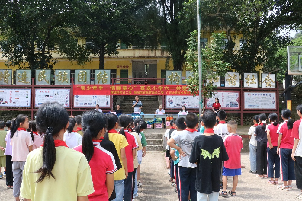 1716781218299016.jpg 慰問現(xiàn)場(chǎng)(火炬1).jpg