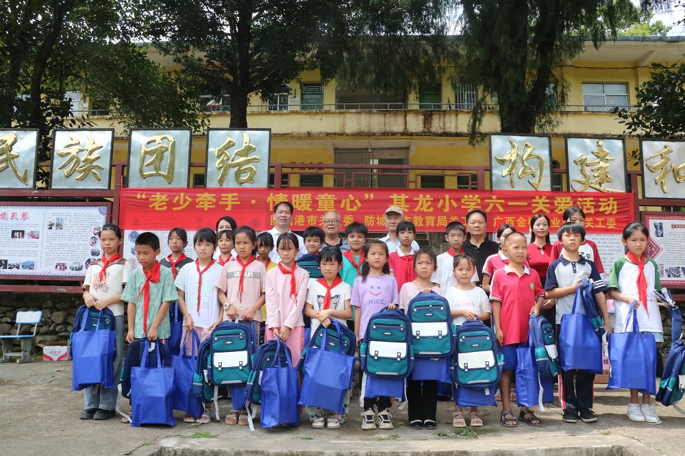 1716781260348091.jpg 慰問現(xiàn)場(chǎng)(火炬2).jpg