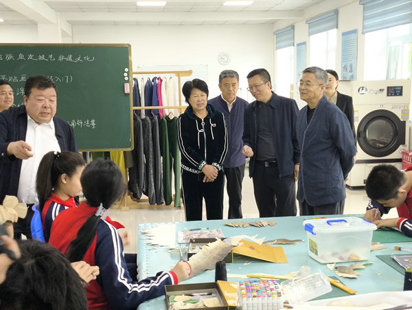 1717386705403378.jpg 學(xué)生在制作魚皮畫_副本.jpg