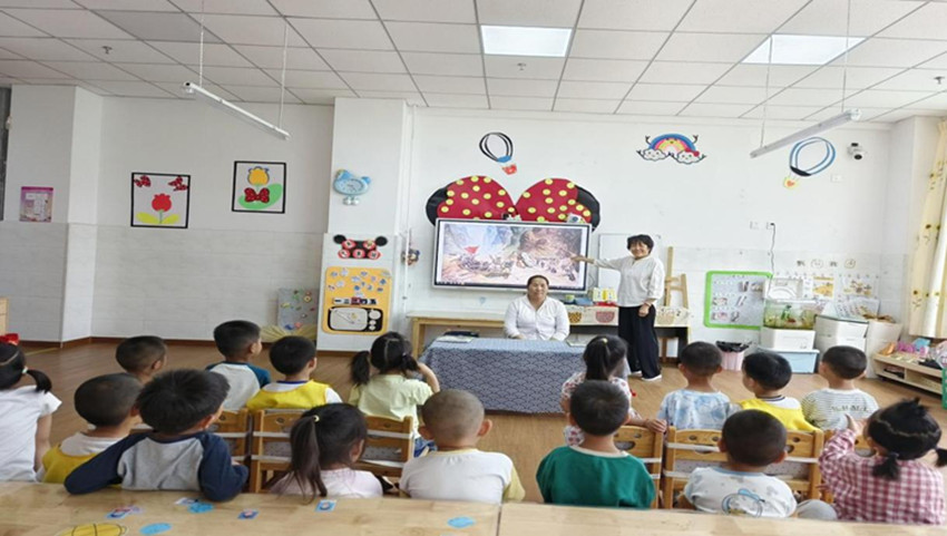 元寶山區(qū)第三幼兒園誦讀《毛澤東故事》活動(dòng)照片4_副本.jpg