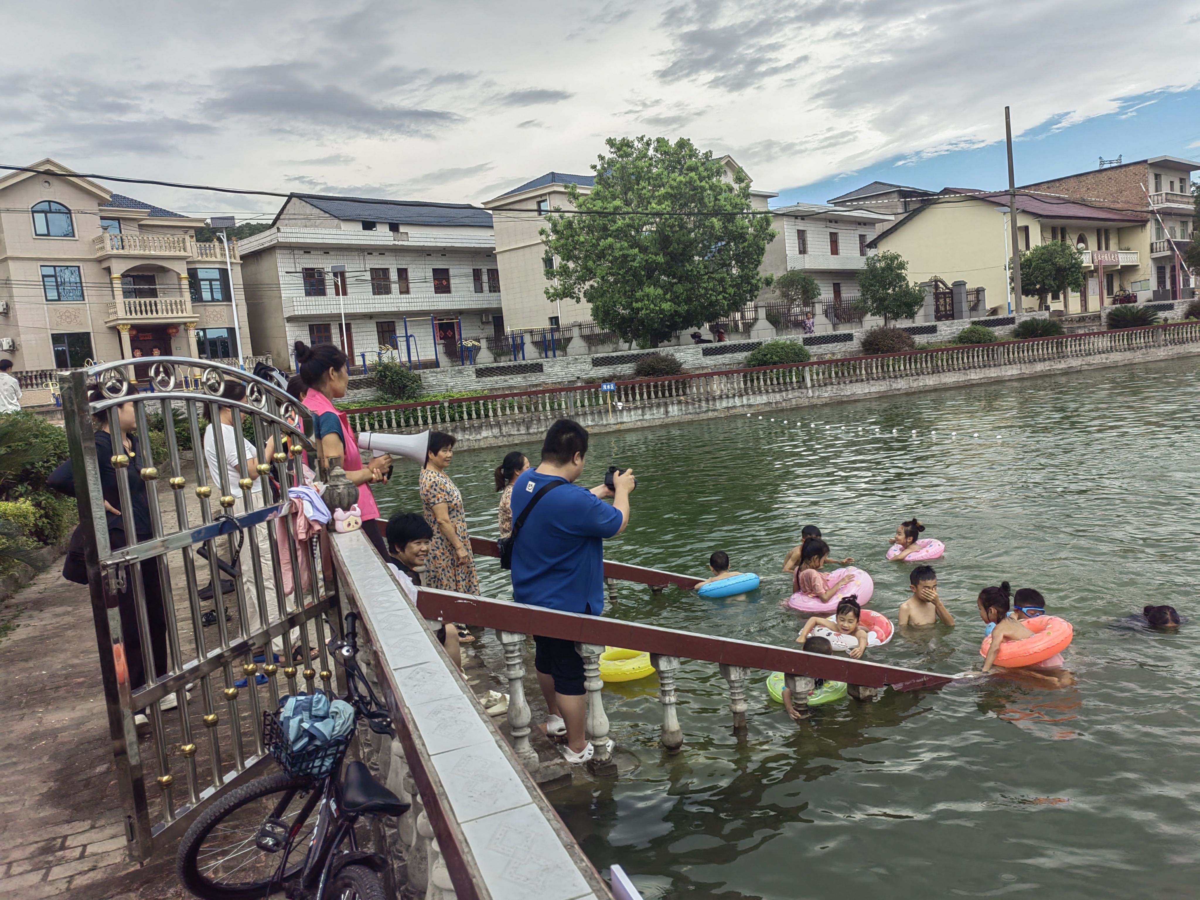 1722911699661468.jpg 3關(guān)愛活動(dòng)照片_愛奇藝.jpg