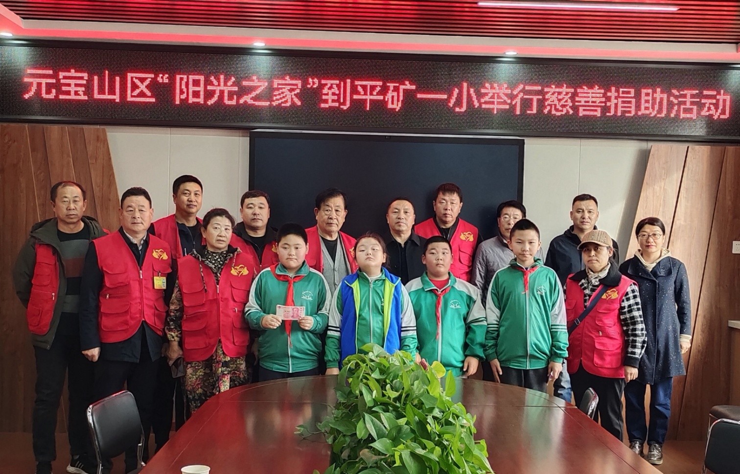 1730769453443585.jpg 元寶山區(qū)星海社區(qū)關(guān)工委秋季助學(xué)活動(dòng)照片2_副本.jpg