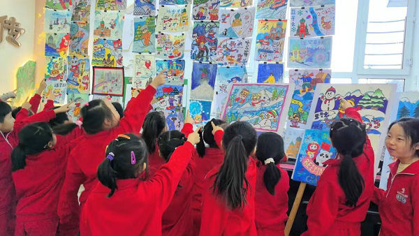 1735631229852502.jpg 佳木斯市第十一小學(xué)教育集團“逐夢亞冬 繪冰雪之美”活動繪畫展_副本.jpg