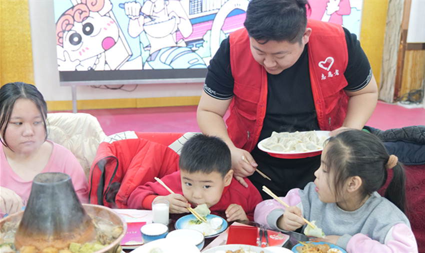 元寶山區(qū)草原蘭哈達(dá)協(xié)會關(guān)工委新春佳節(jié)陪困境兒童吃餃子活動照片8_副本.jpg