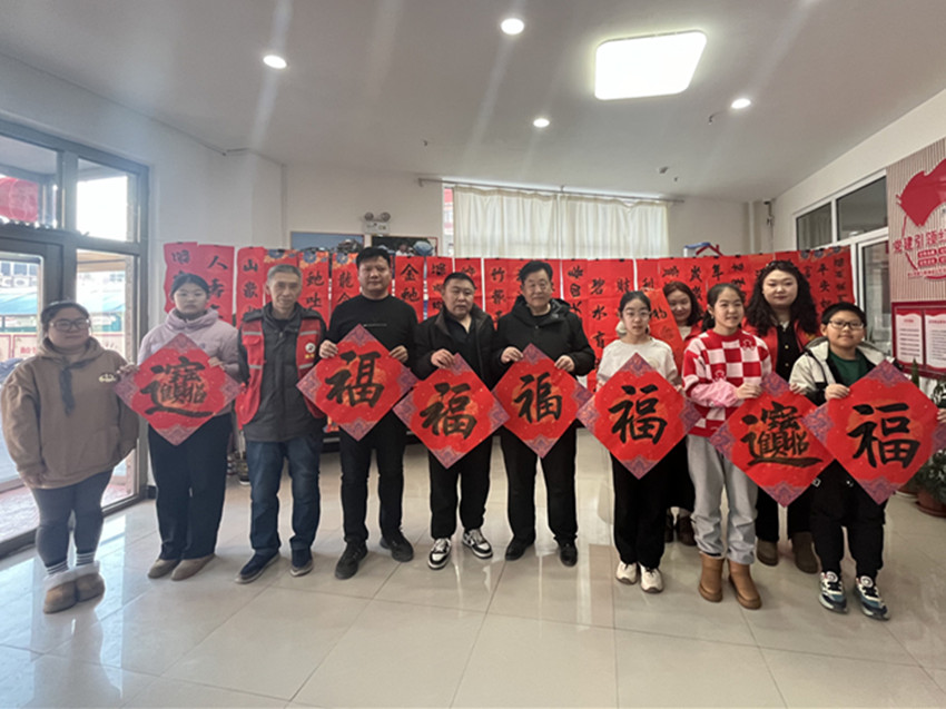 元寶山區(qū)平莊城區(qū)街道星海社區(qū)關(guān)工委新春送?；顒?dòng)照片1_副本.jpg