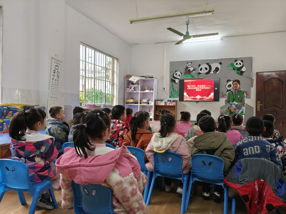 1740130912174850.jpg 工作人員生動有趣的講解毒品知識和反詐知識11.jpg