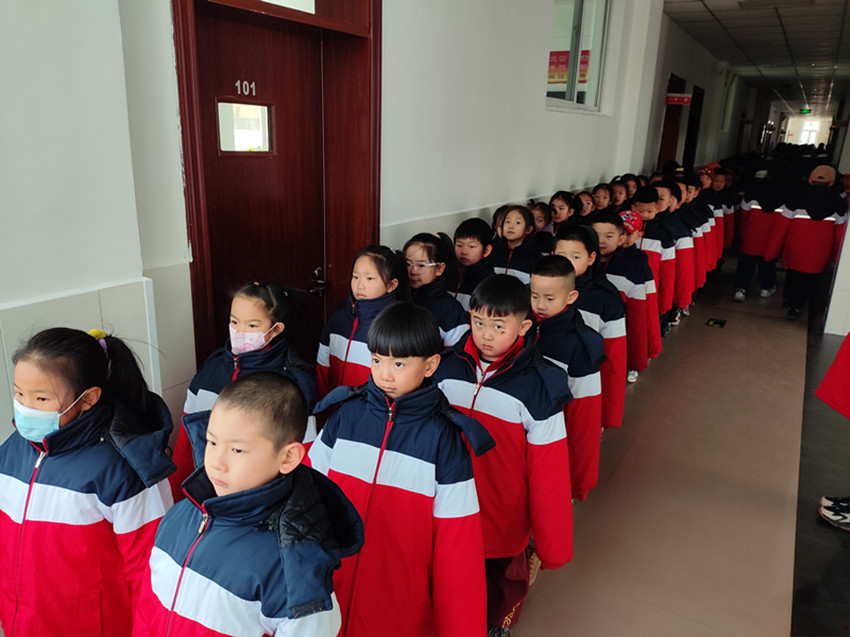 元寶山區(qū)平礦二小文明齊步走 路隊展風采活動照片1_副本.jpg