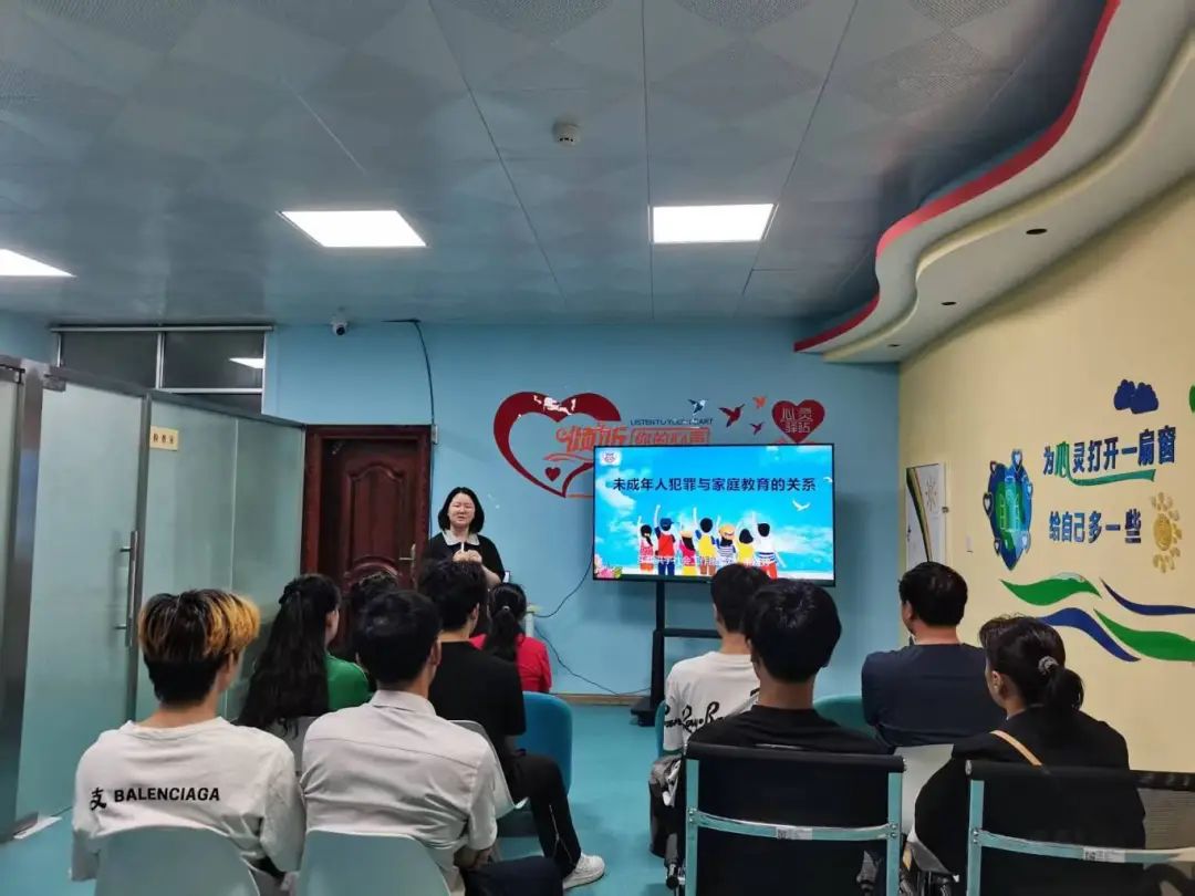 1747705194165664.jpg 專業(yè)社工授課.jpg