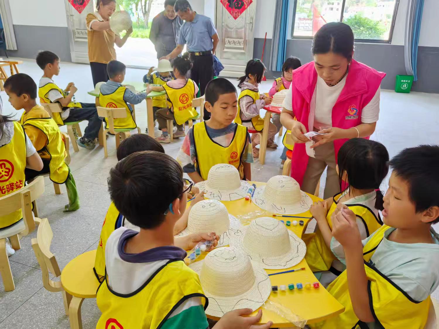 1747709722930292.jpg 志愿者指導(dǎo)小朋友進(jìn)行手工制作.jpg