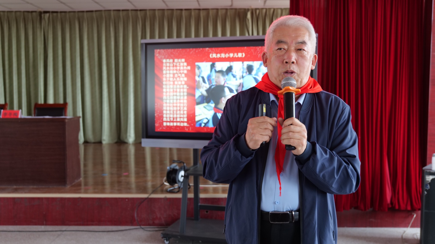 元寶山區(qū)風(fēng)水溝小學(xué)“五老”進(jìn)校園學(xué)雷鋒活動(dòng)照片12_副本.jpg