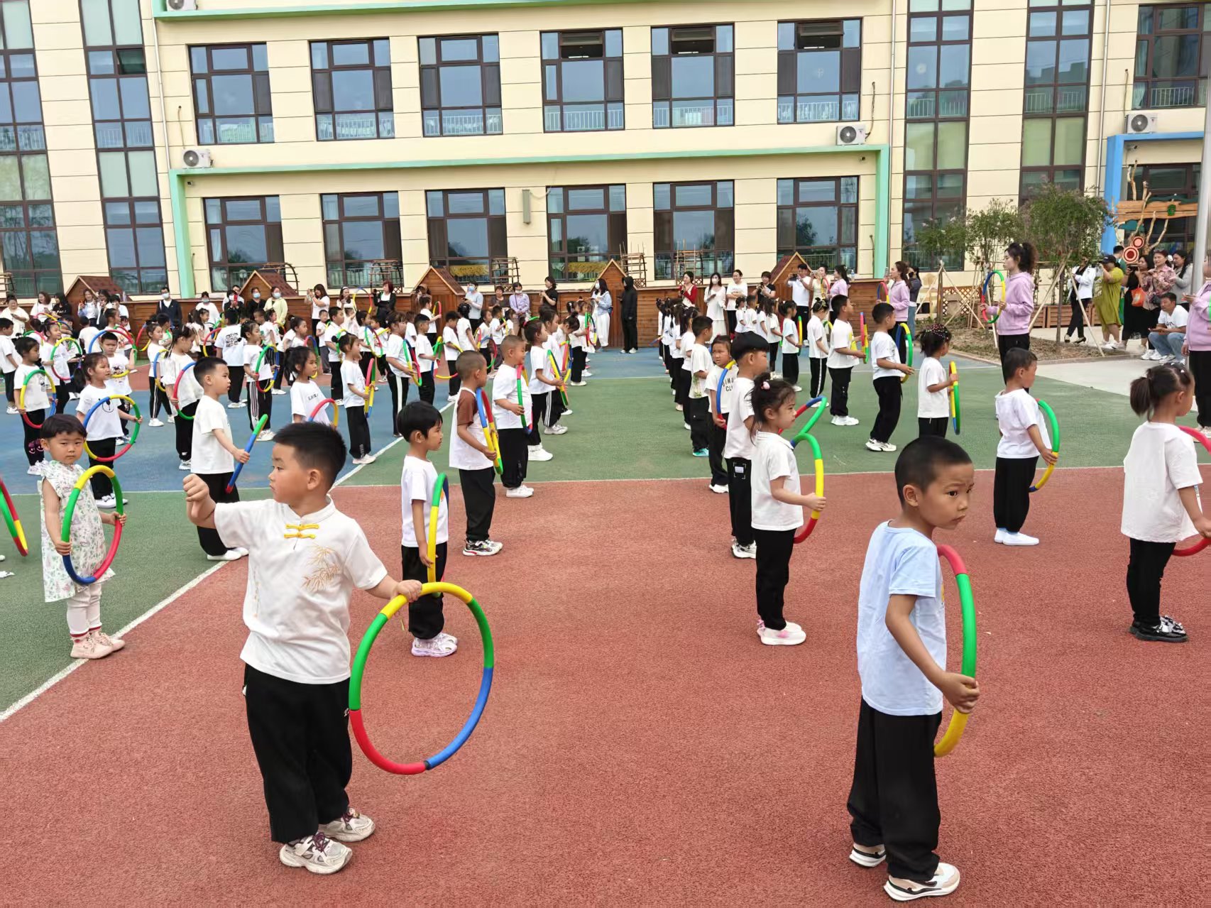 元寶山區(qū)云杉路街道中心路社區(qū)開(kāi)展“銀發(fā)助舞添活力 老少共融開(kāi)新篇”六一兒童節(jié)主題活動(dòng)照片2.jpg