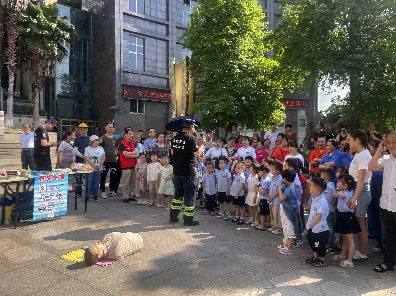 1749093462455625.jpg 西湖社區(qū)應(yīng)急演練培訓(xùn)現(xiàn)場2025060503.jpg