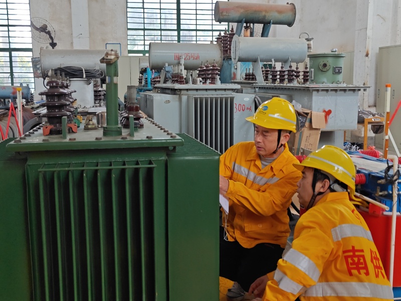 圖為胡紅順（左一）在進(jìn)行變壓器試驗(yàn)作業(yè)。陳玉龍 攝.jpg