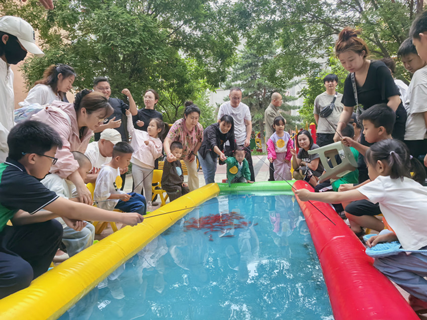 元寶山區(qū)西城街道王府社區(qū)“竿釣碧波魚(yú)躍趣 絲纏甜雪糖飄香”活動(dòng)照片4_副本.jpg