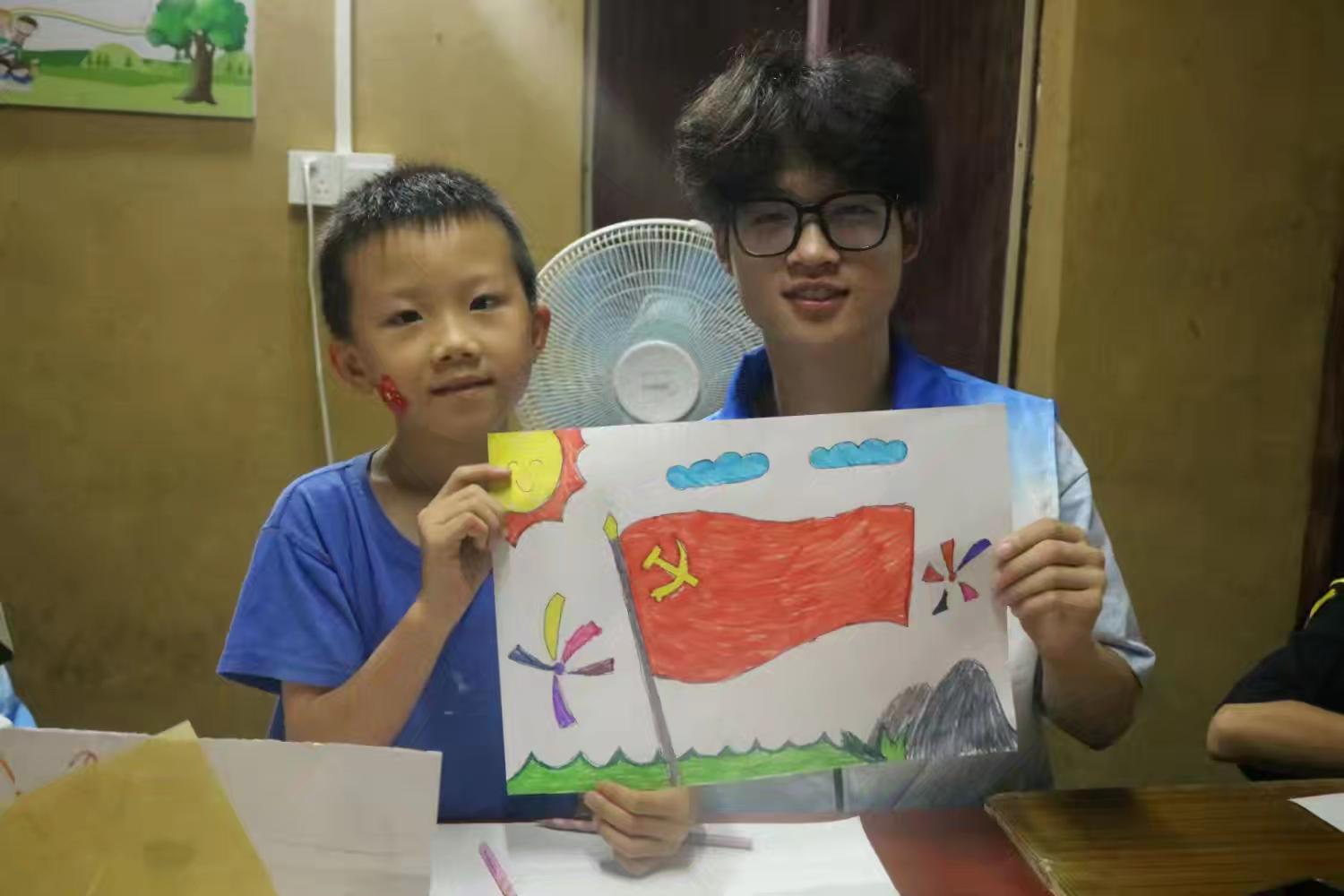 1751879357522989.jpg 志愿者帶孩子們一起畫畫.jpg