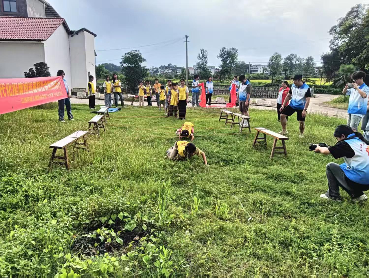 1751879375657704.jpg 志愿者組織孩子做游戲.jpg