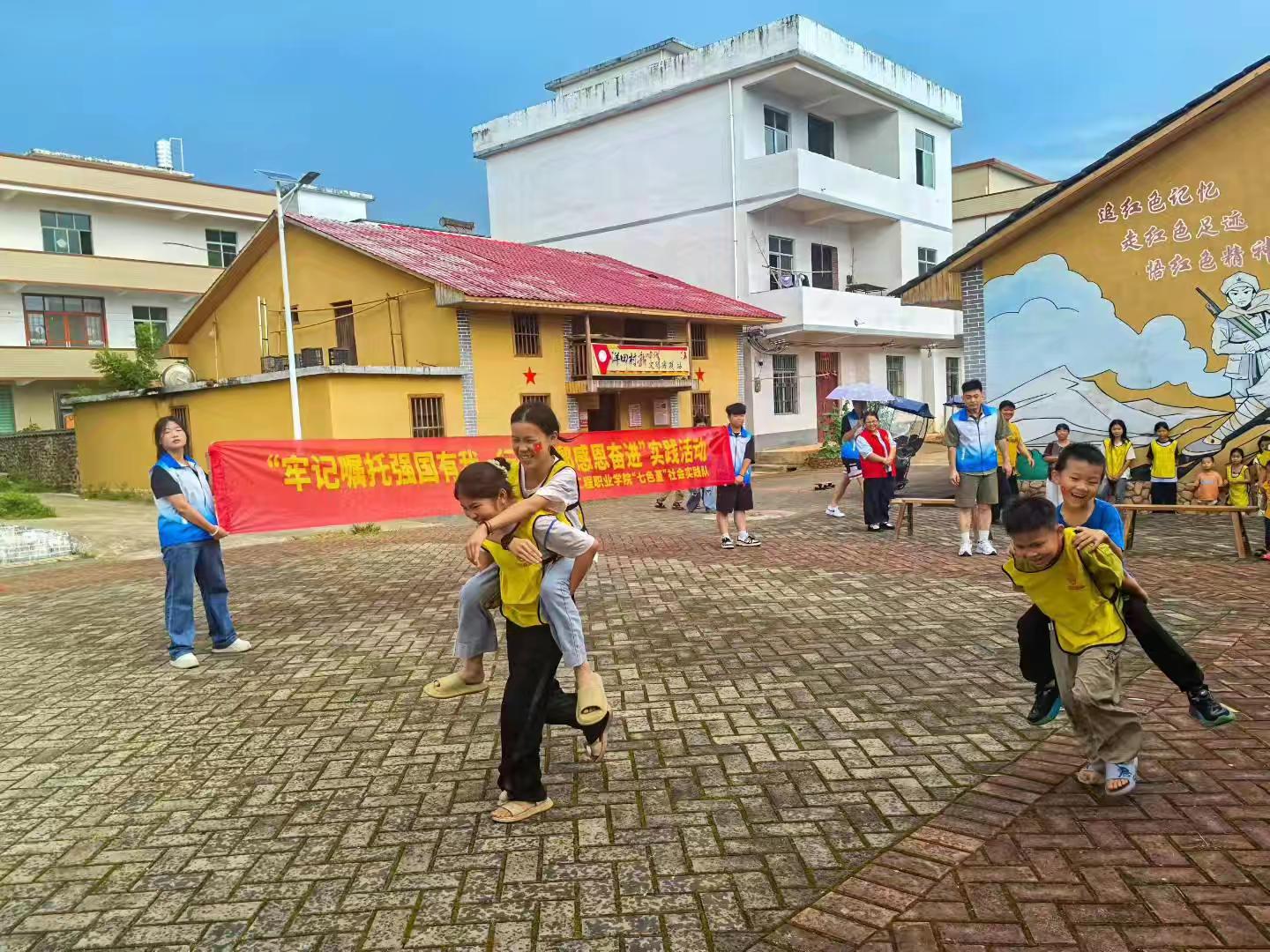 1751879383908951.jpg 組織孩子做游戲.jpg