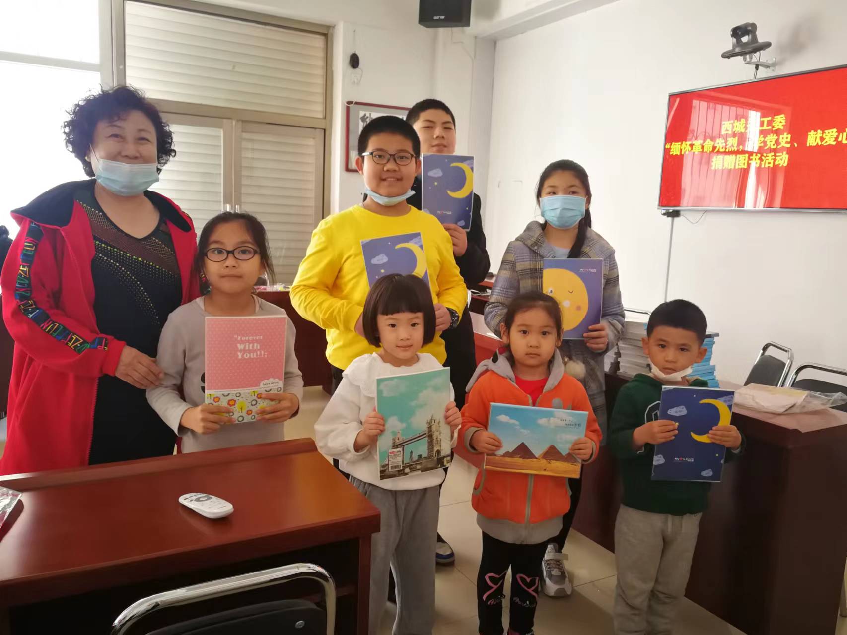 1752115251247491.jpg 張秋燕主任和社區(qū)的孩子們?cè)谝黄?jpg