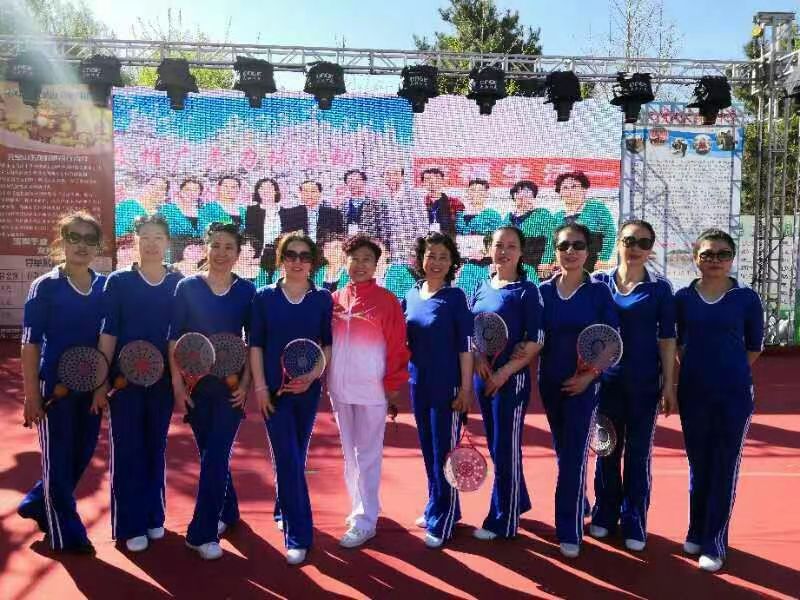 1752115285492879.jpg 張秋燕主任帶領(lǐng)她的社區(qū)“五老”柔力球隊(duì)參加區(qū)里的比賽.jpg