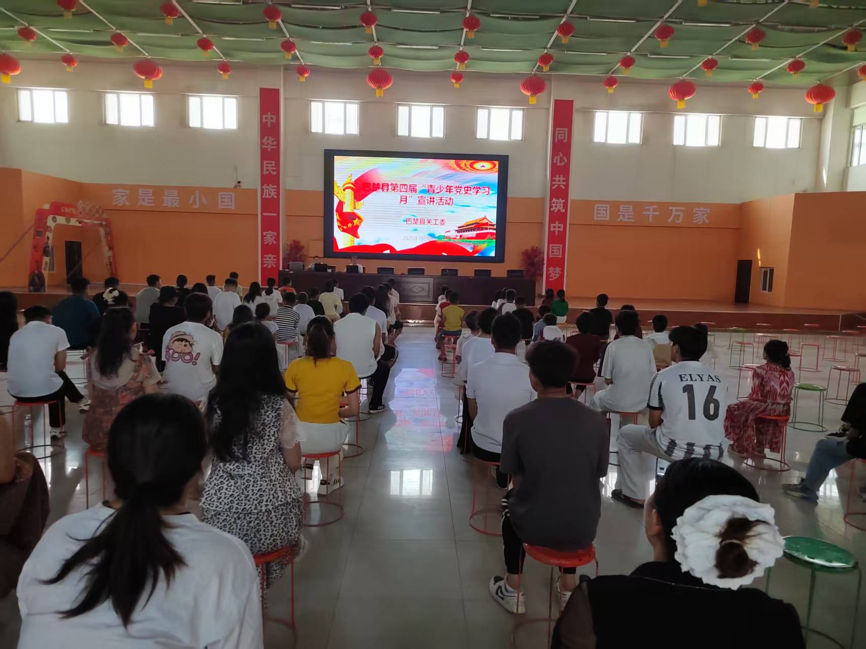 1752118974298497.jpg 老干部宣講團(tuán)成員在為青少年學(xué)生講述黨史故事.jpg