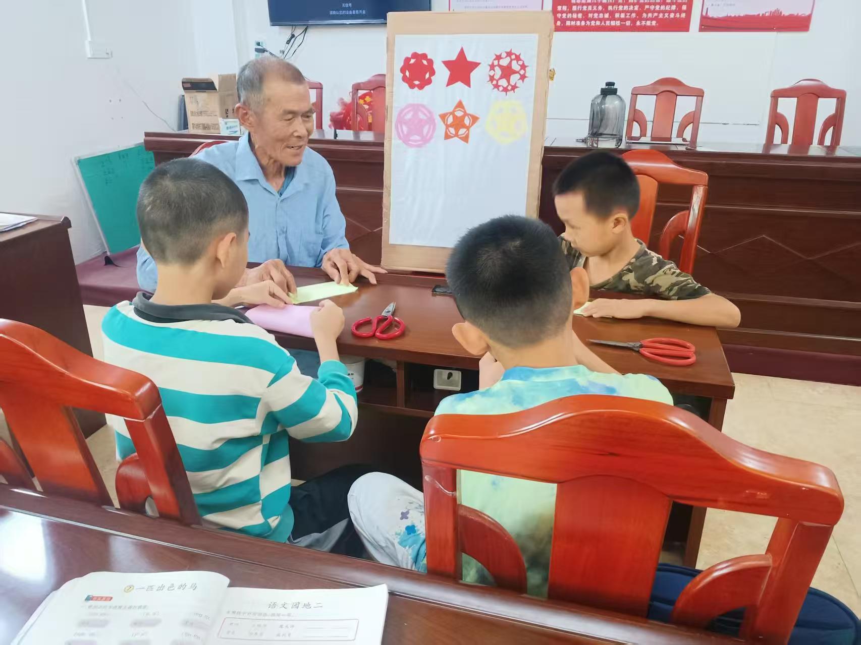 1752569347506095.jpg 帶領(lǐng)小朋友開展活動后.jpg