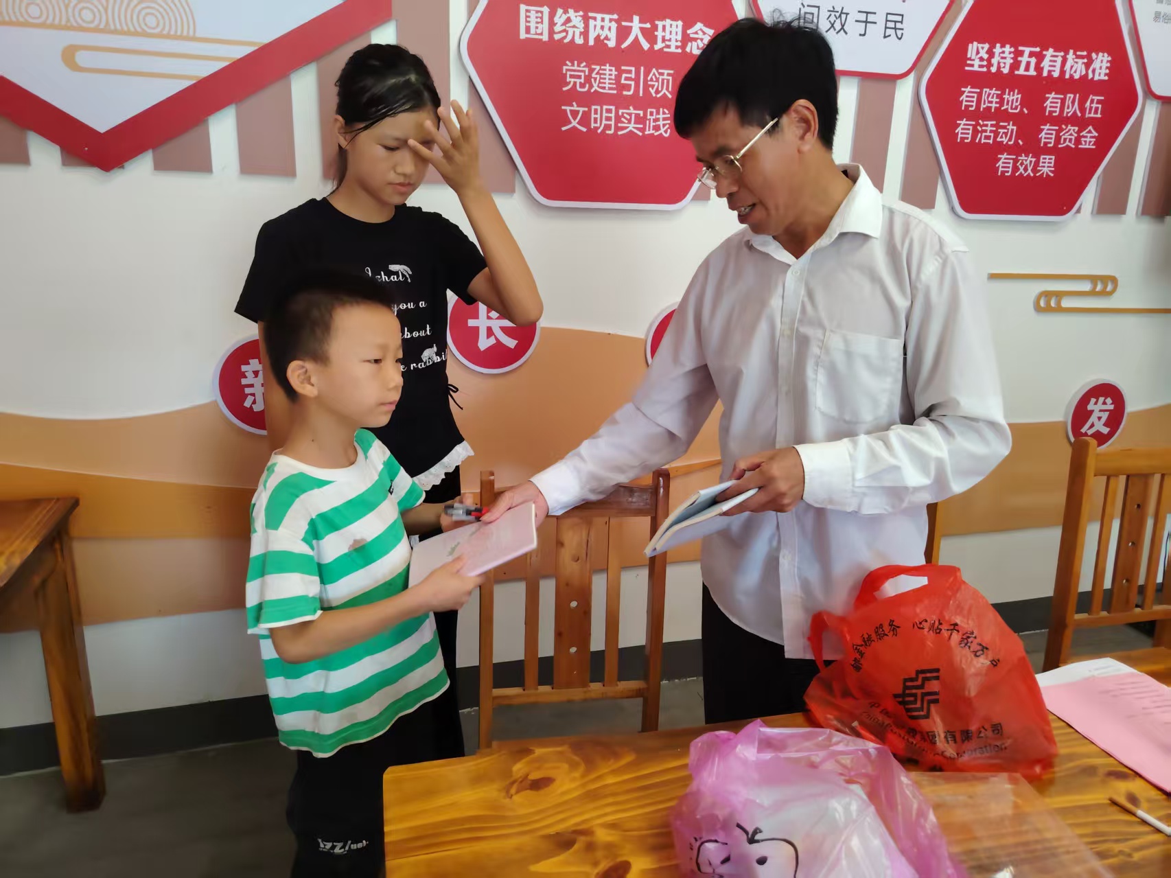 1752808423230774.jpg 發(fā)放獎品.jpg