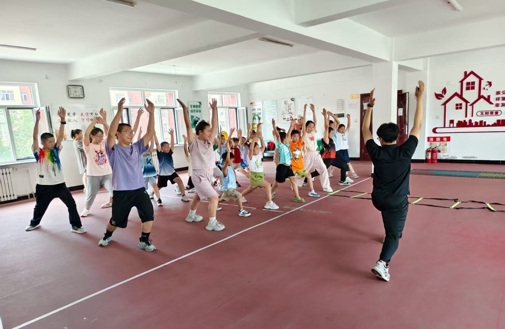 元寶山區(qū)西城街道陽(yáng)光社區(qū)開(kāi)展“小小運(yùn)動(dòng)家 健康大能量”活動(dòng)照片2.jpg