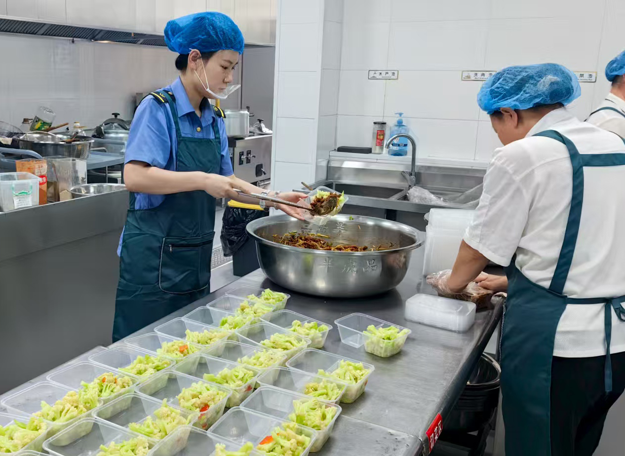 1754529751622589.jpg 集寧招待所車間馬歡在裝餐.jpg