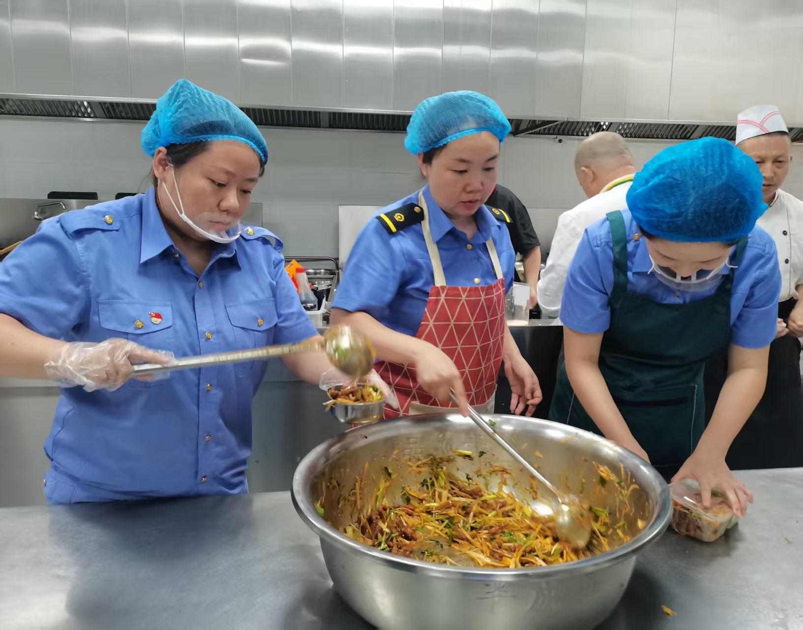1754529773939592.jpg 集寧招待所車間杜海燕(左一)在裝餐.jpg