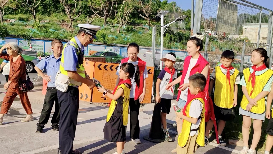 1755660595908818.jpg 龍城社區(qū)愛心公益活動1 (1).jpg